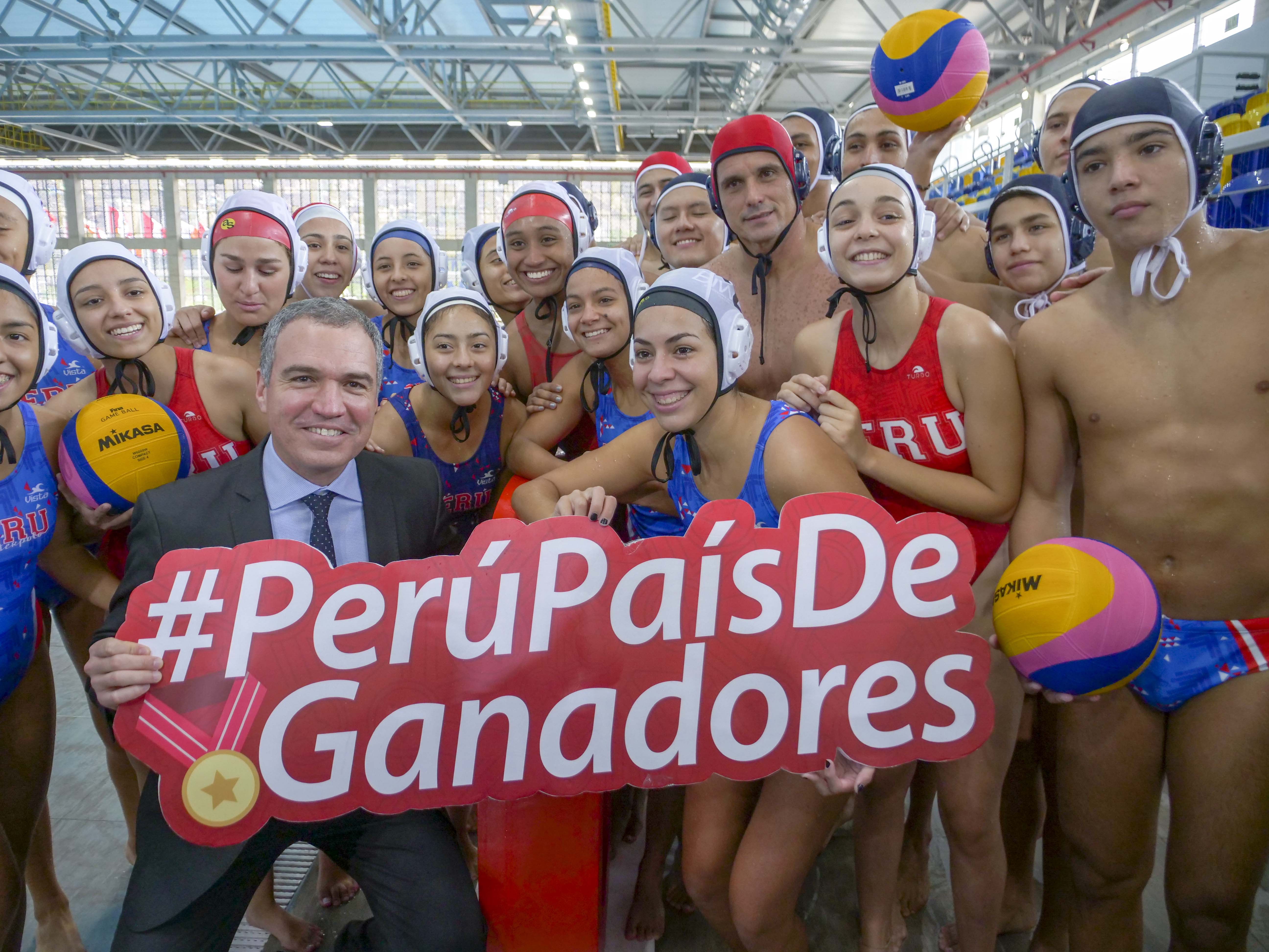 1 1 SALVADOR DEL SOLAR CON DEPORTISTAS DE WATERPOLO Y LEMA PERU PAIS DE GANADORES