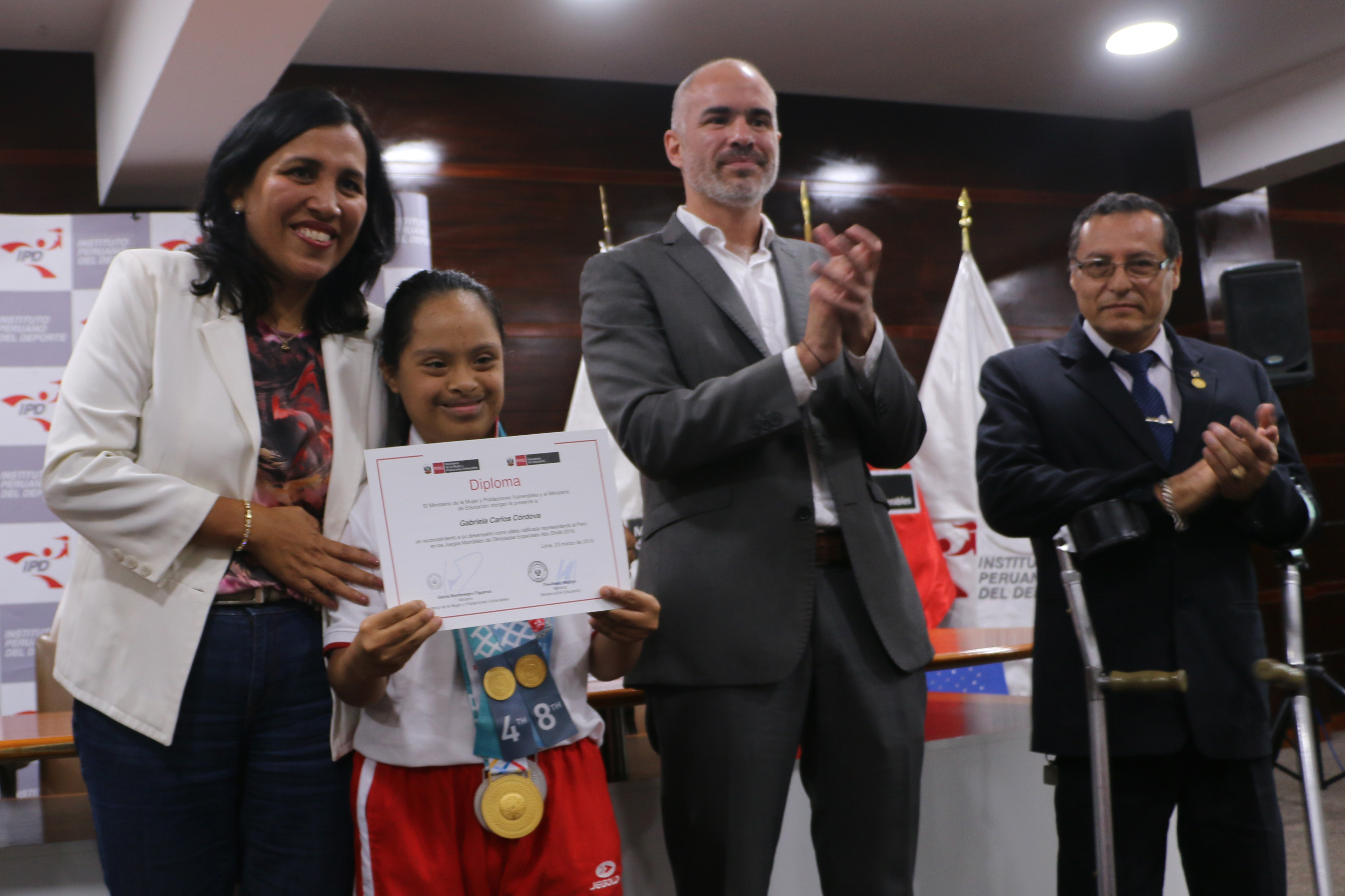 2. Ministra de Educacion Flor Pablo entregando diploma de honor a seleccion peruana de Olimpiadas Especiales