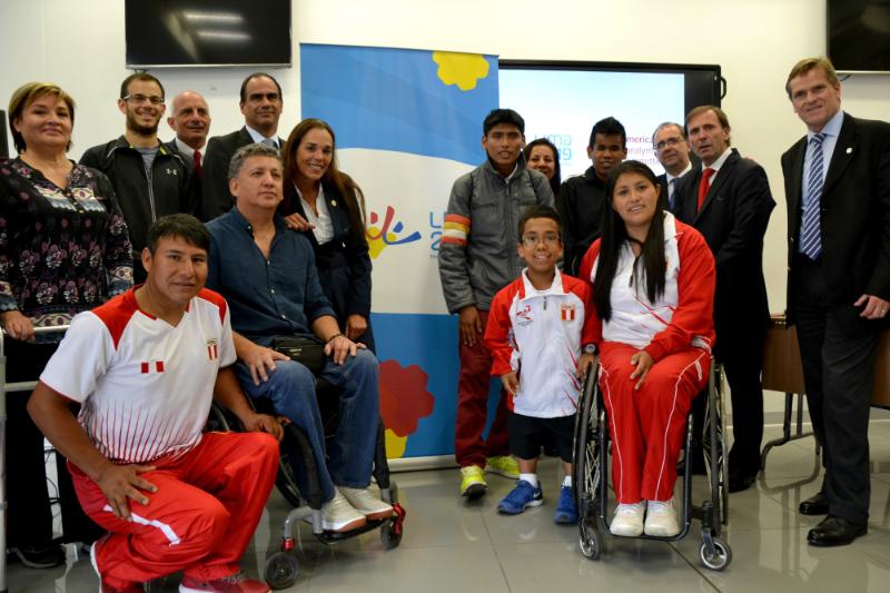 Carlos Neuhaus junto a autoridades paralímpicas y paraatletas