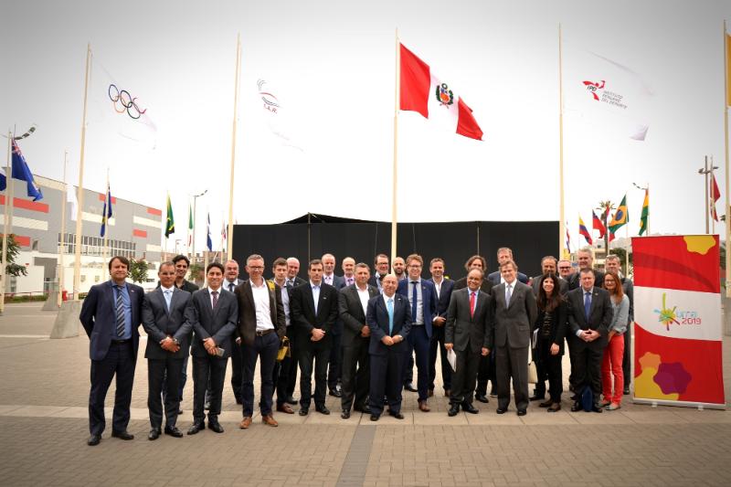 Delegacion inglesa junto a Carlos Neuhaus en el paseo de banderas