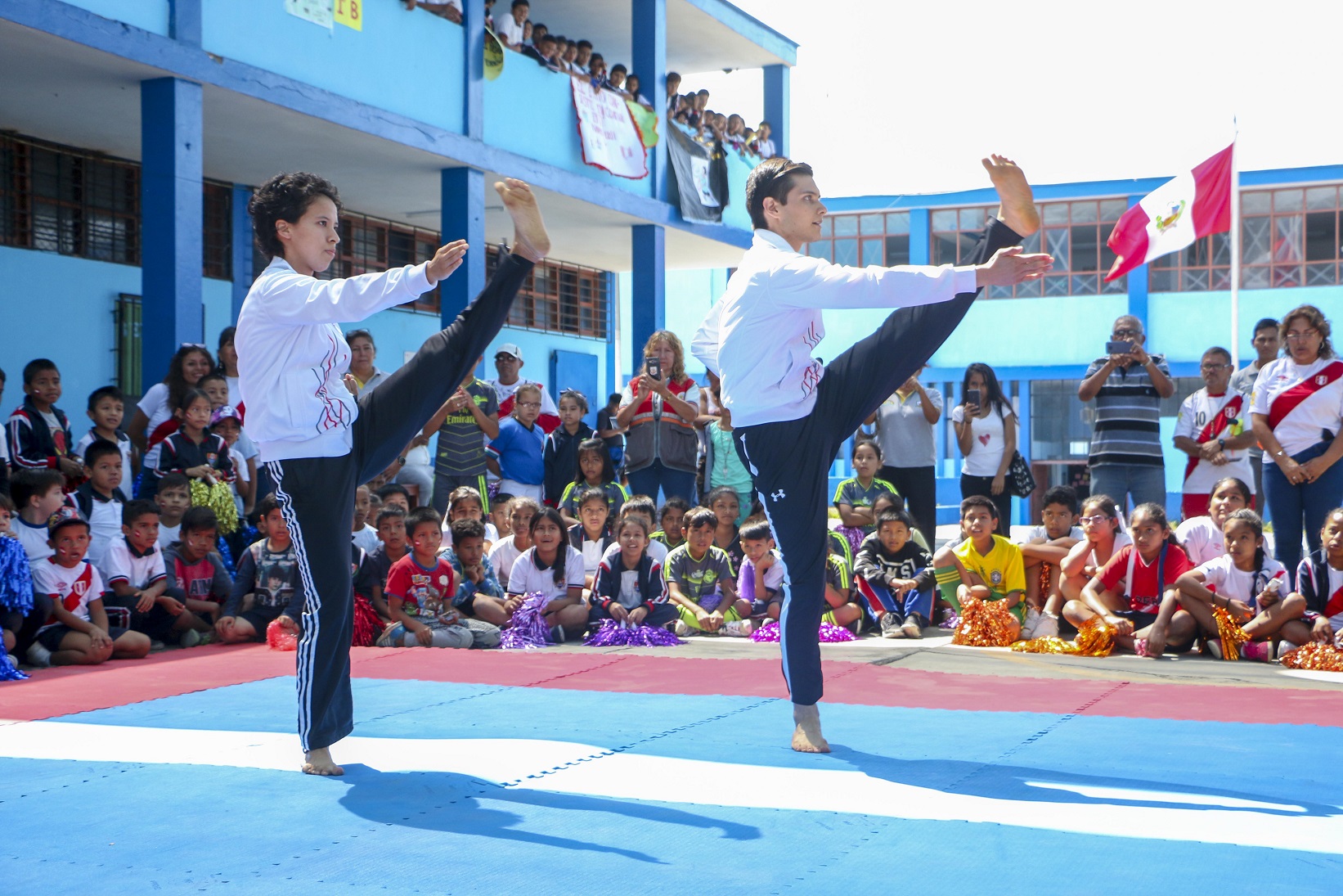 MARCELA CASTILLO TAEKWONDO HUGO DEL CASTILLO TAEKWONDO REALIZANDO EXHIBICIÓN