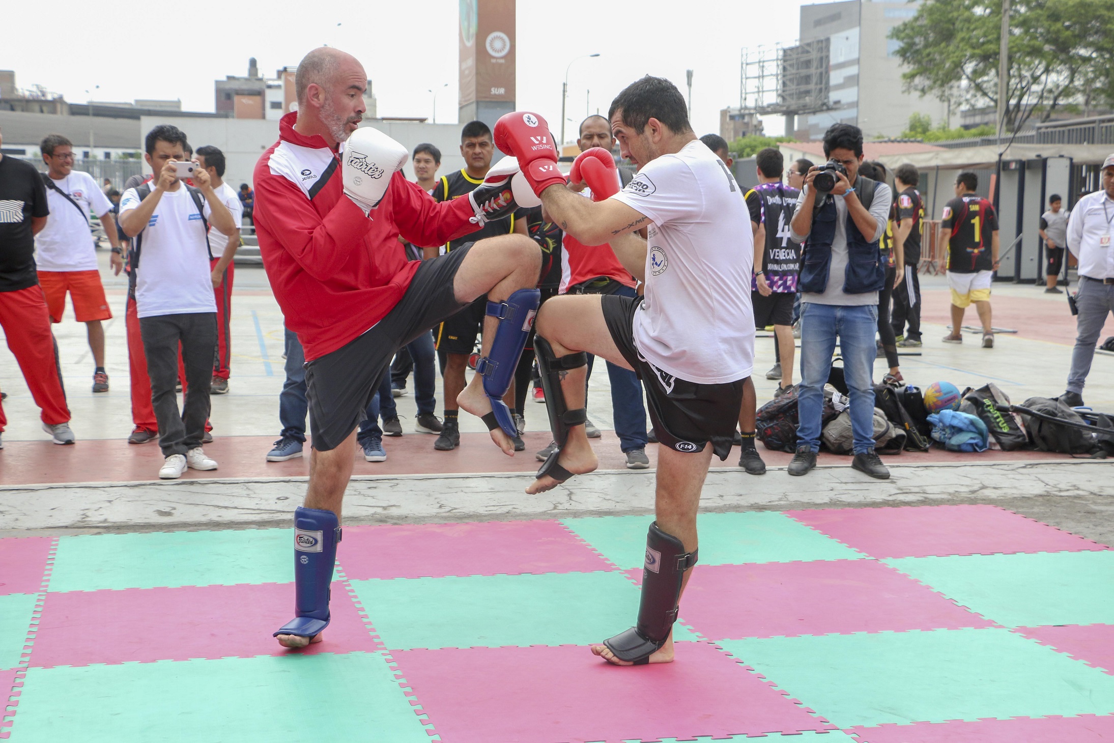 PRESIDENTE DEL IPD SEBASTIAN SUITO PRACTICANDO MUAY THAI