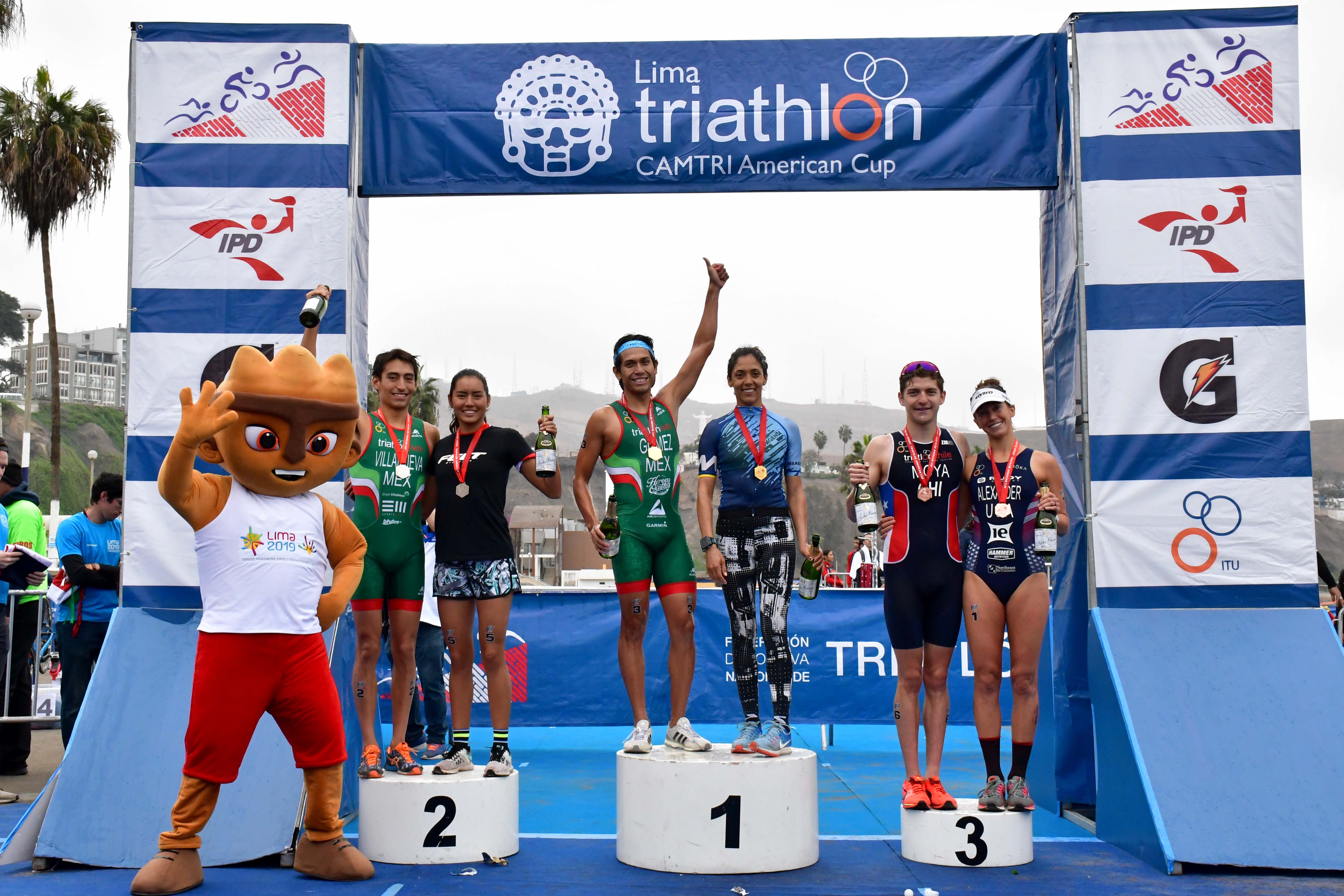 Premiación de damas y varones en Copa Triatlón rumbo a Lima 2019