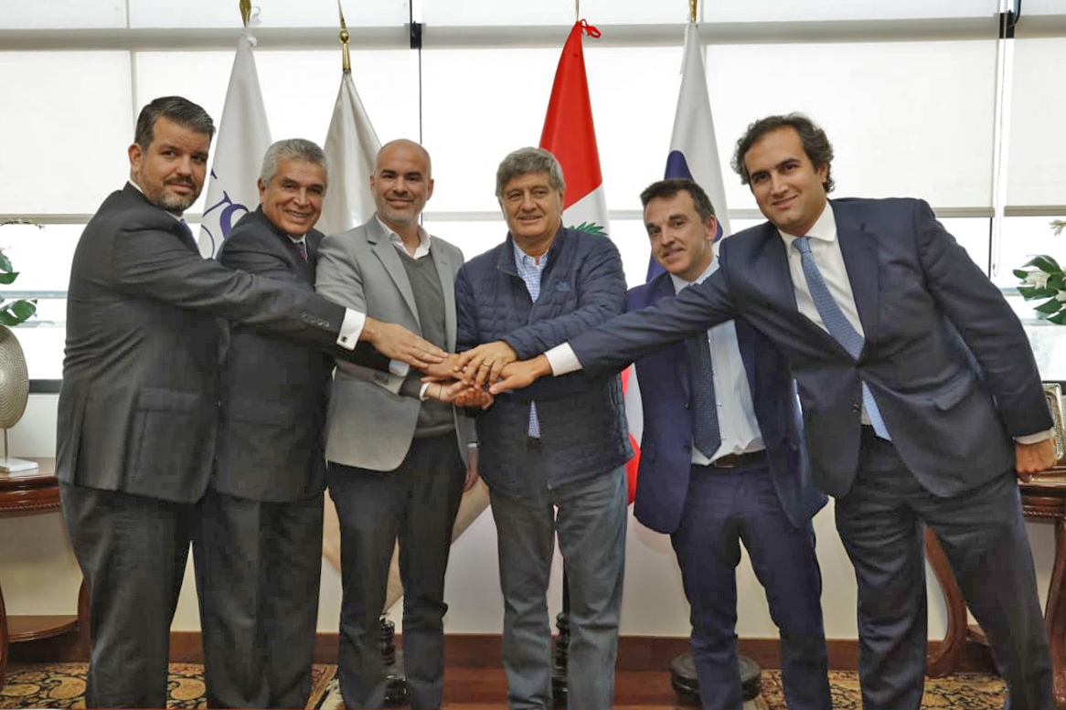 Presidente del IPD Sebastian Suito junto a Raul Diez Canseco Fundador Presidente de USIL y autoridades de la universidad