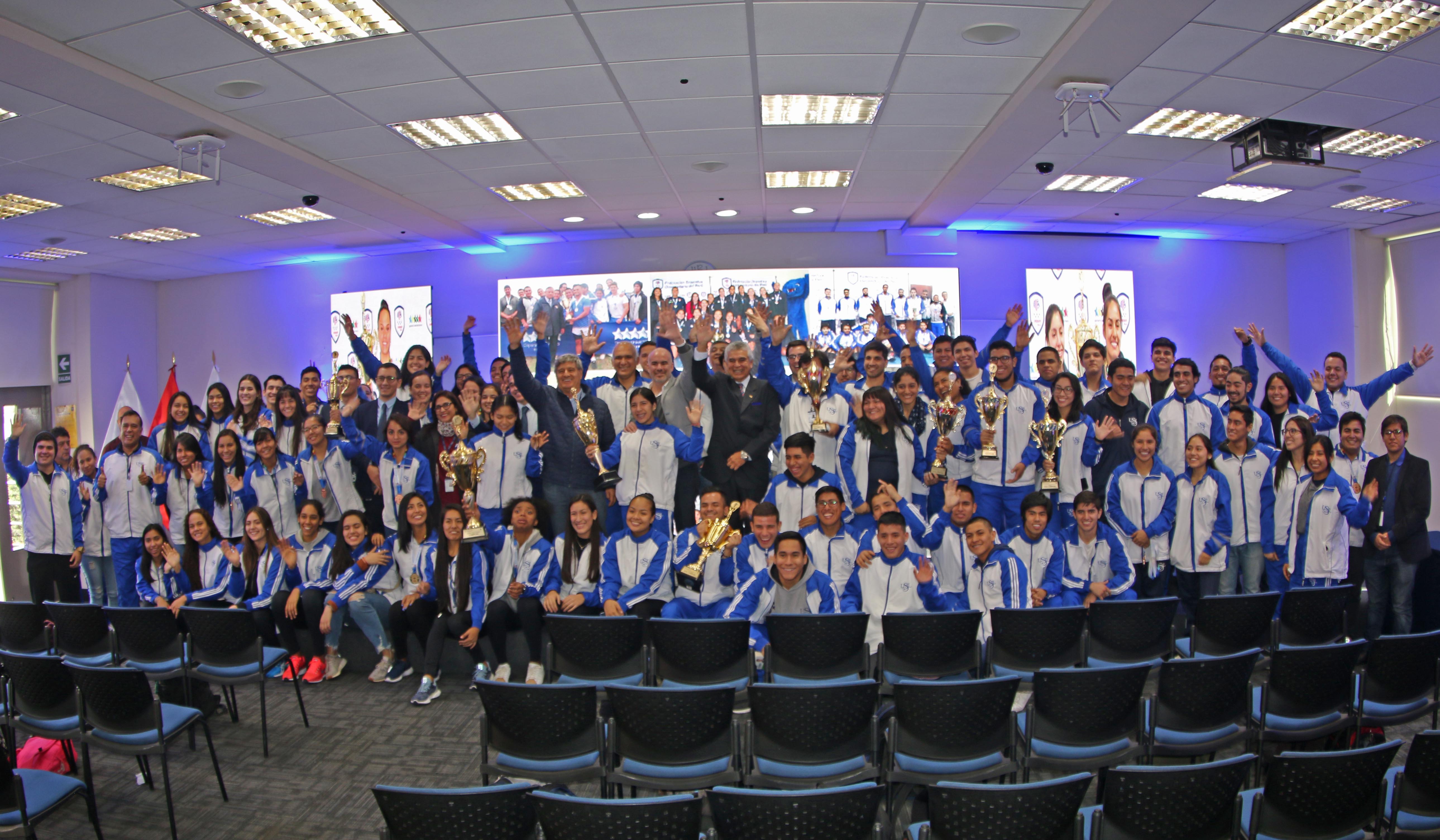 Presidente del IPD Sebastian Suito y Raul Diez Canseco Fundador Presidente de USIL junto a deportistas de dicha casa de estudios