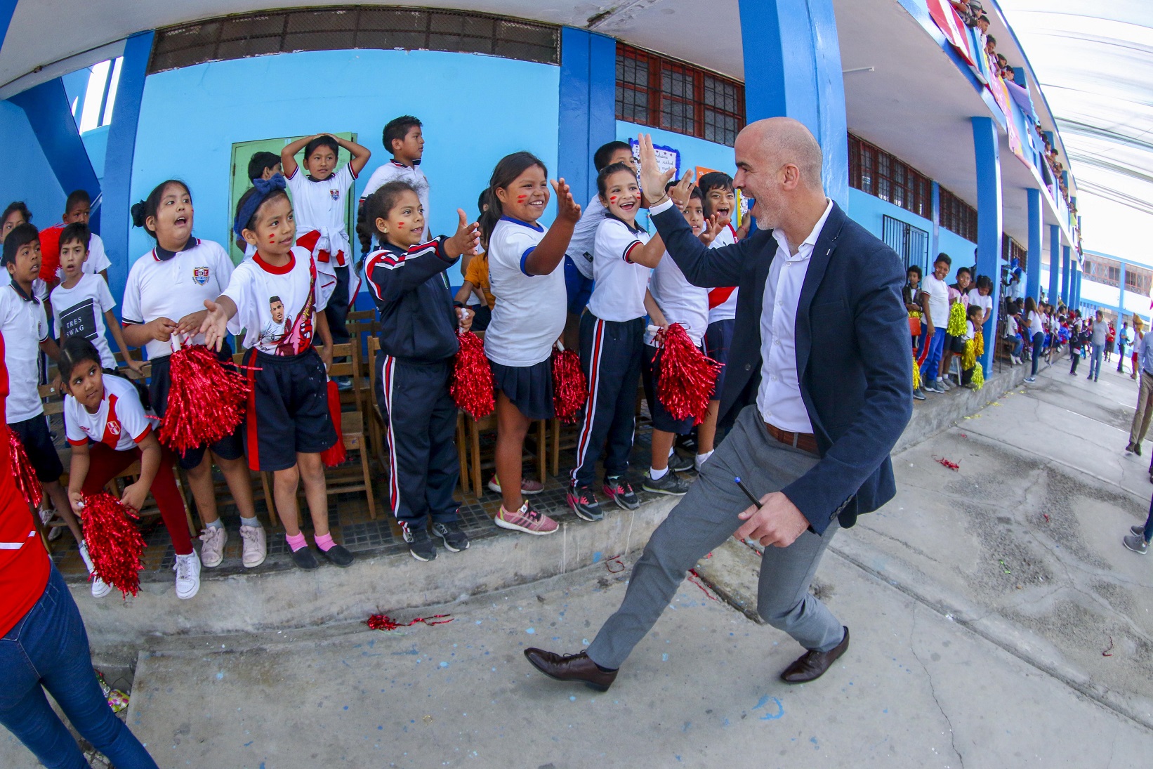 SEBASTIAN SUITO PRESIDENTE DEL IPD SALUDANDO A LOS ALUMNOS DEL COLEGIO JOSÉ OLAYA