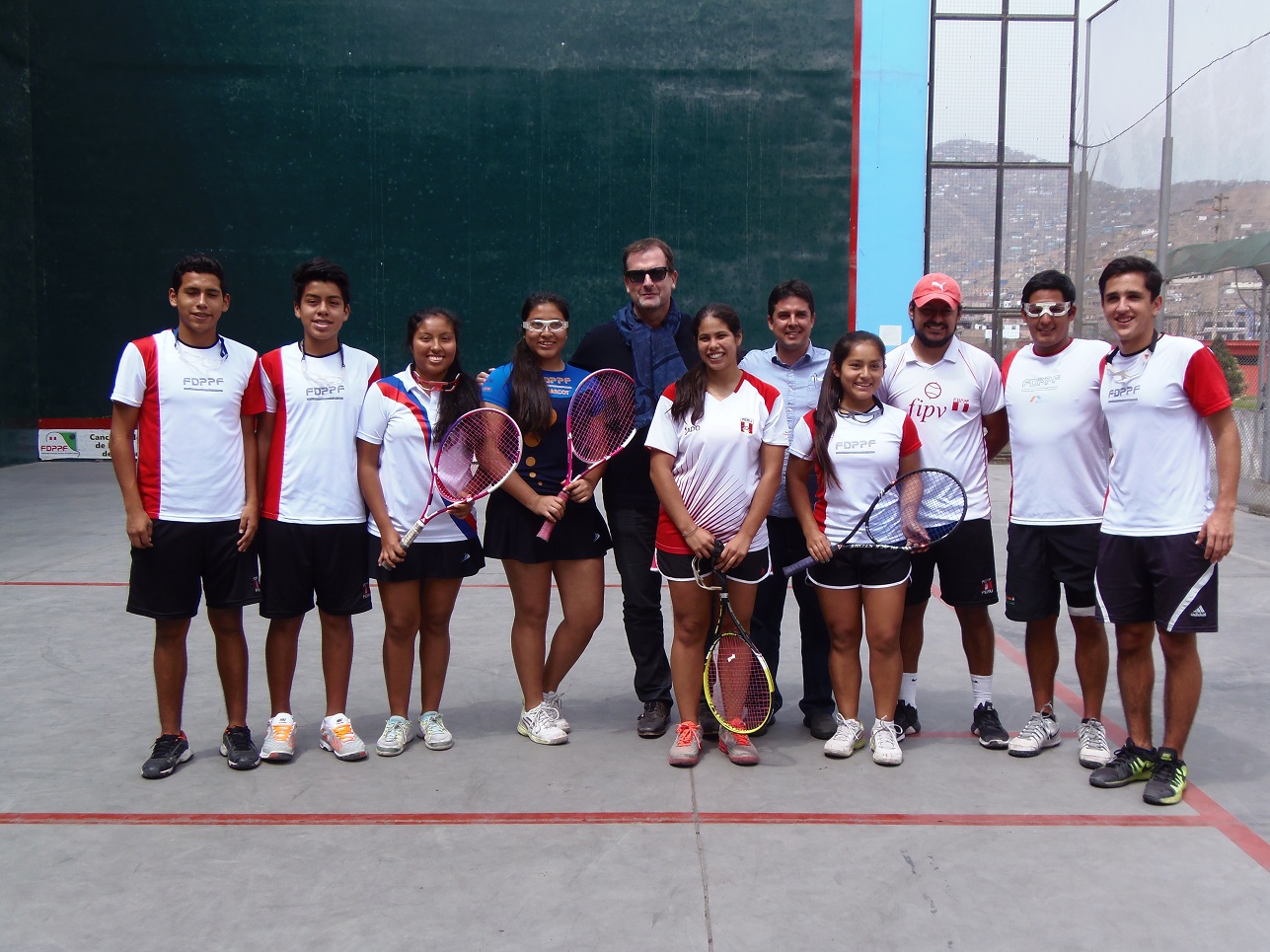 Seleccion Peruana con el Presidente de la FIPV