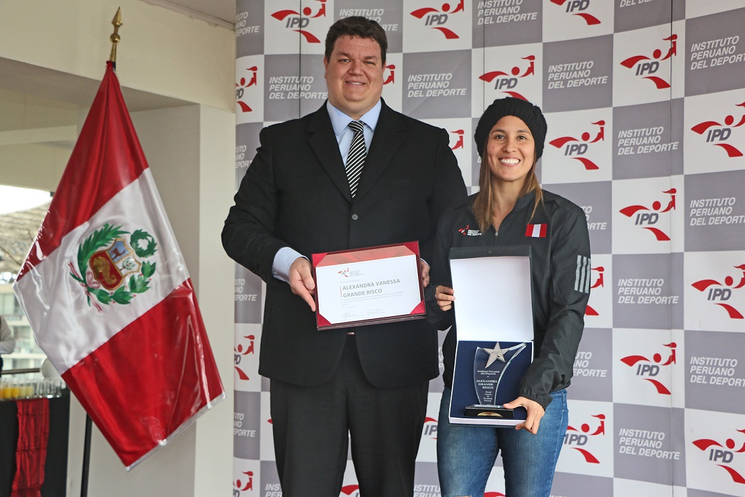 alexandra grande con carlos zegarra