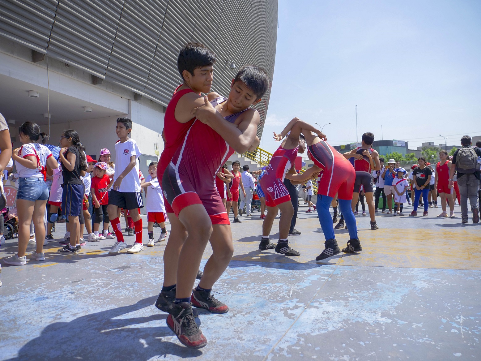 alumnos de lucha en la explanda sur del estadio nacional