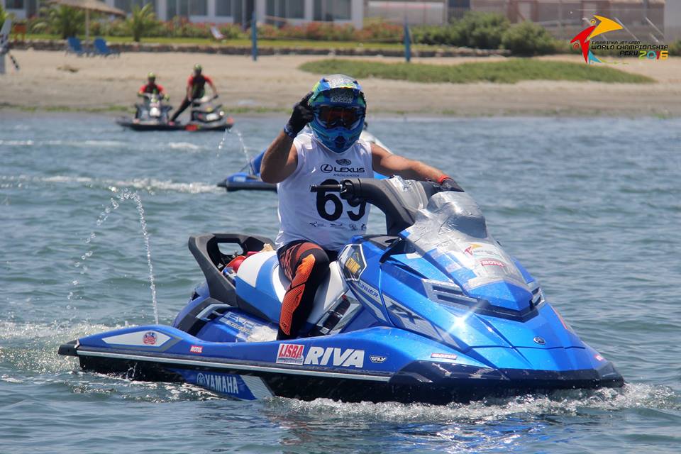 anibal aliaga en su maquina
