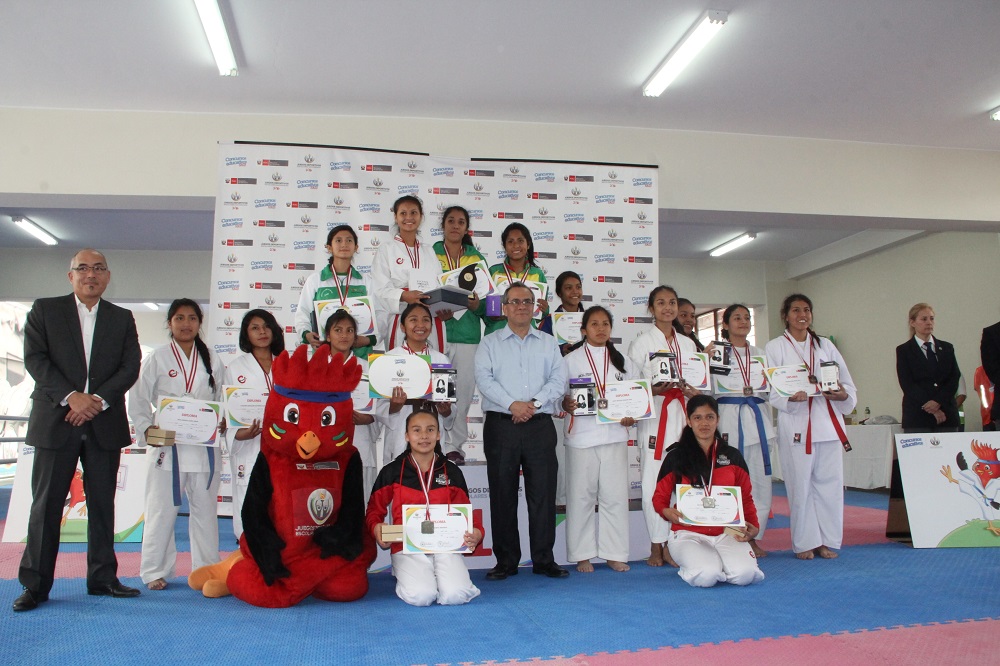 con las ganadoras en karate