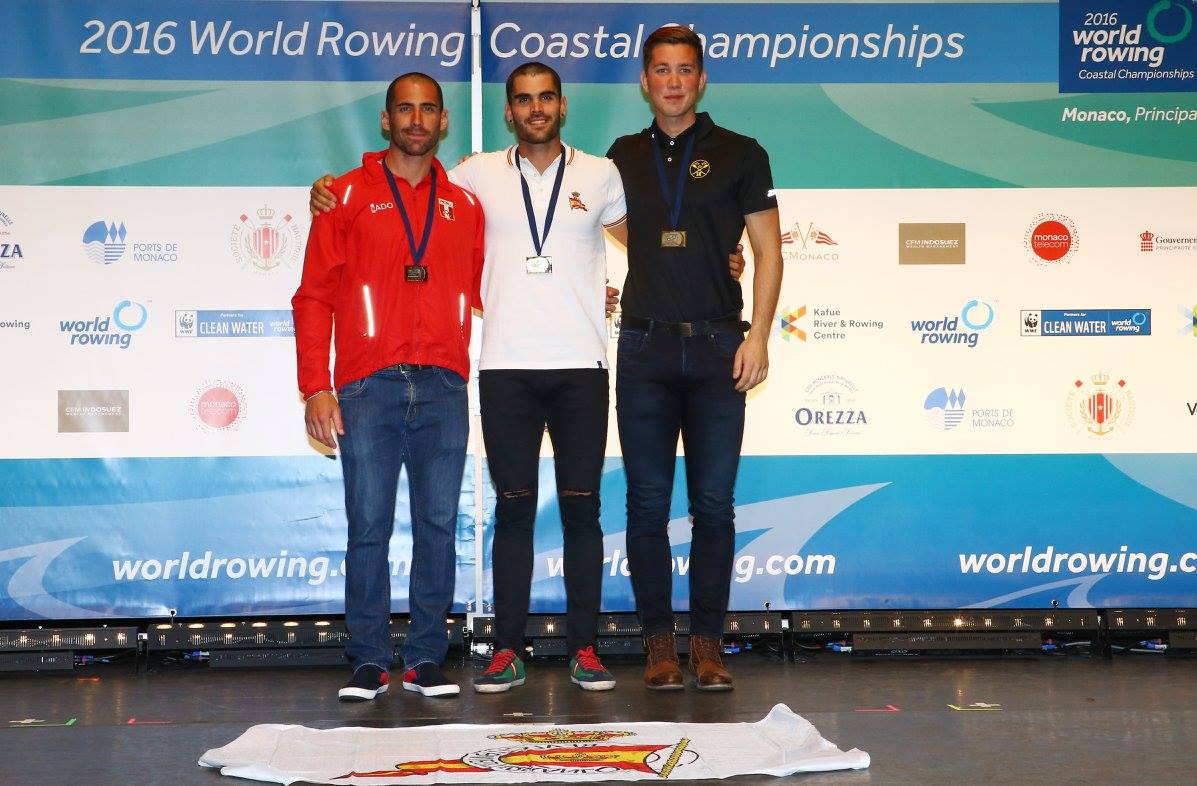 eduardo linares junto a los otros ganadores