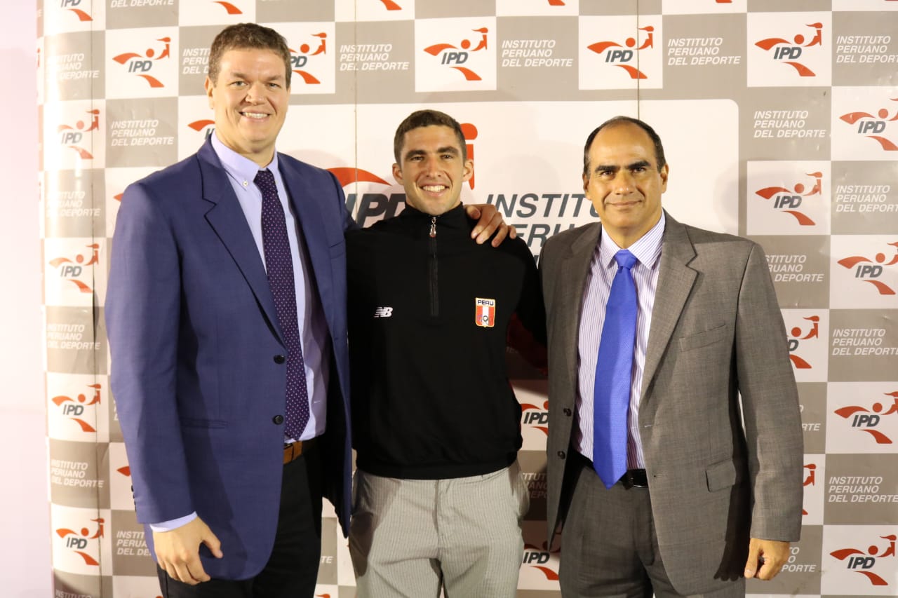 Nicolás Pacheco junto al presidente del ipd oscar fernández y el director de dinadaf carlos zegarra