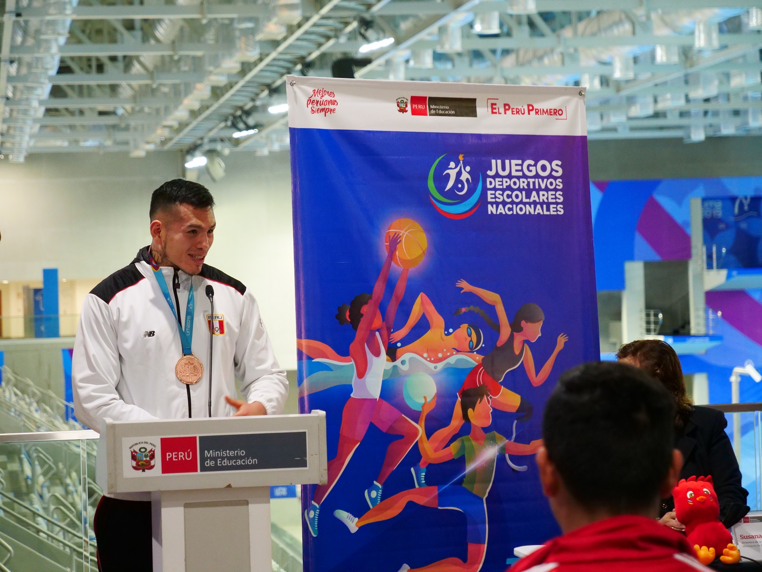 el boxeador jose lucar medallista en los panamericanos invitando a los juegos escolares