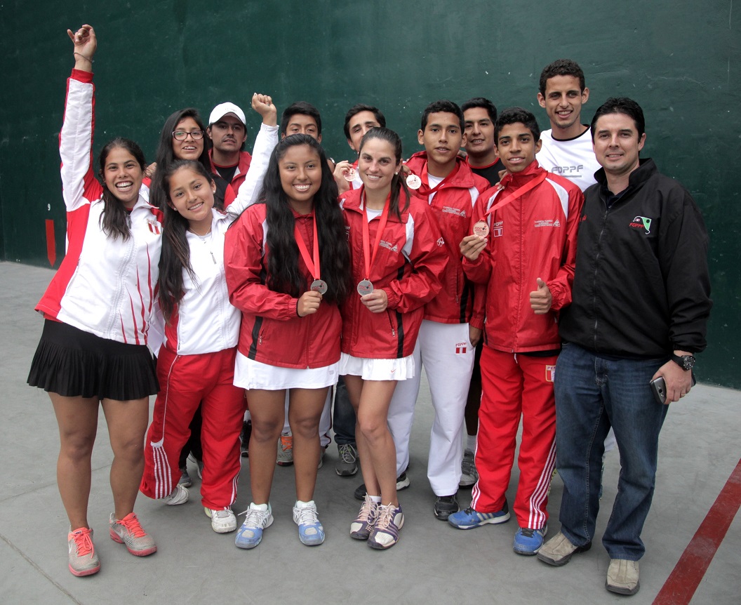 el equipo peruano celebrando con medallas