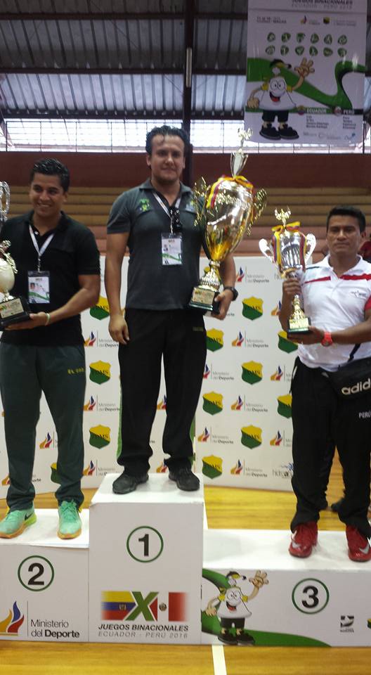 el podio final por equipos