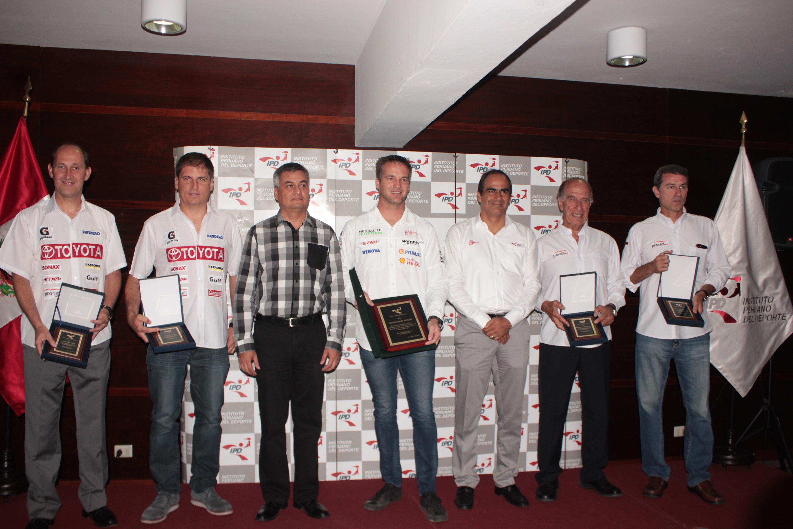 el presidente del ipd con el director de deporte afiliado y los pilotos