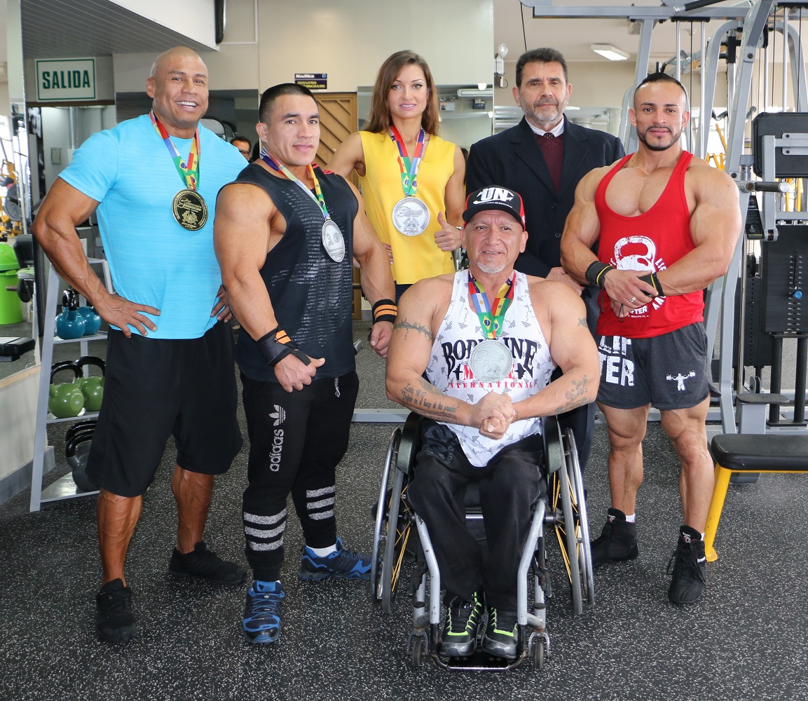 fisicoculturistas peruanos con sus medallas
