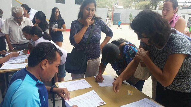 foto padres inscribiendo piura la academia 1