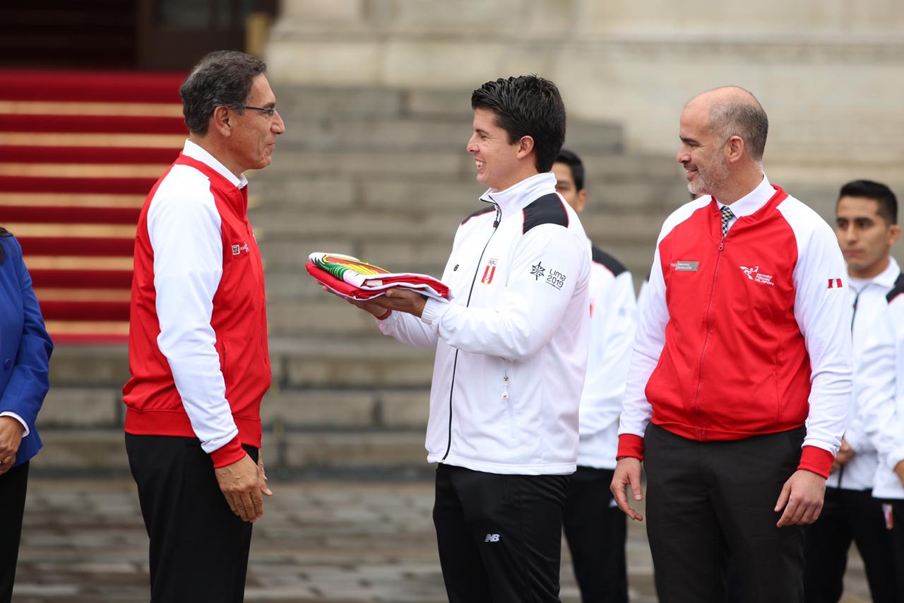 kevin martìnez recibiendo la bandera