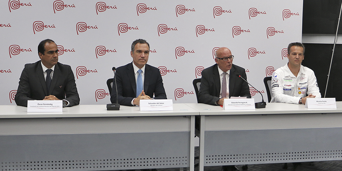 la conferencia anunciando el interes de peru