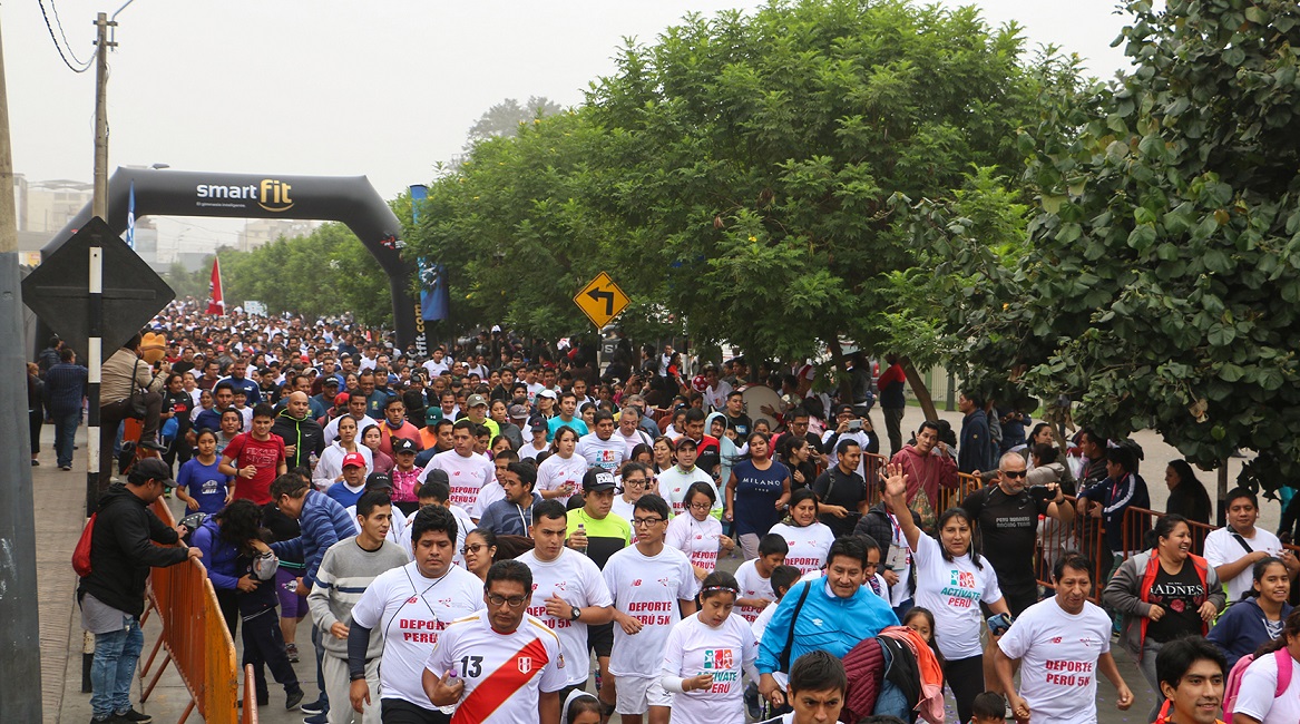 la multitud iniciando la carrera