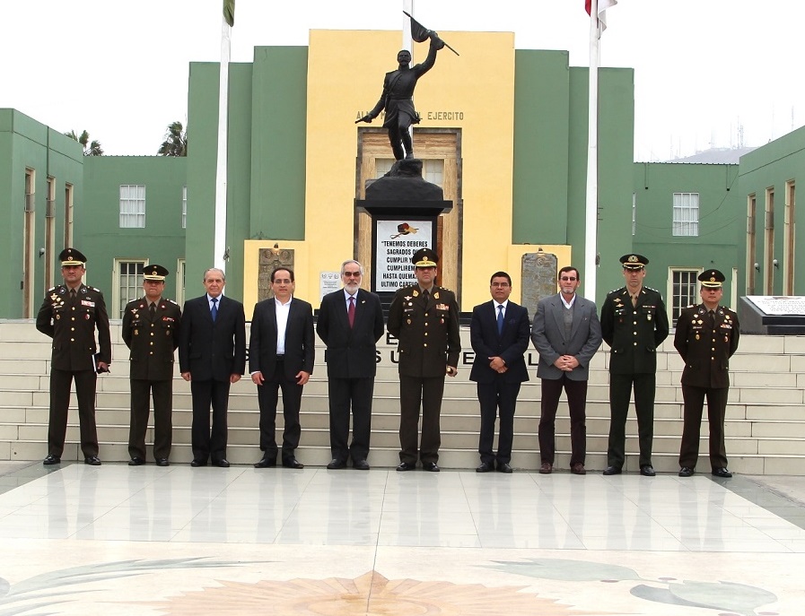 las autoridades posan en el patio principal