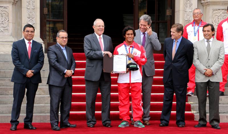 les dieron un diploma