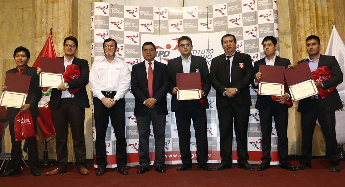 los ajedrecistas homenajeados junto al presidente del ipd