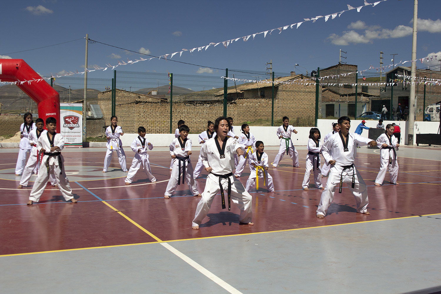 los deportistas practicando el karate