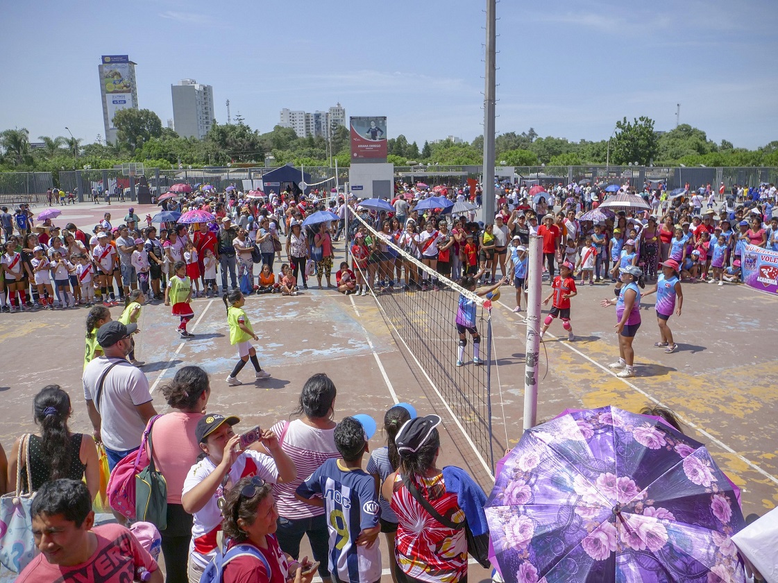 niñas en un vibrante partido de voley