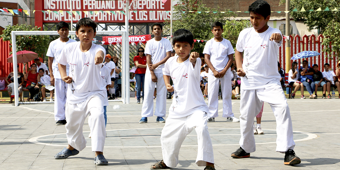 niños haciendo deporte