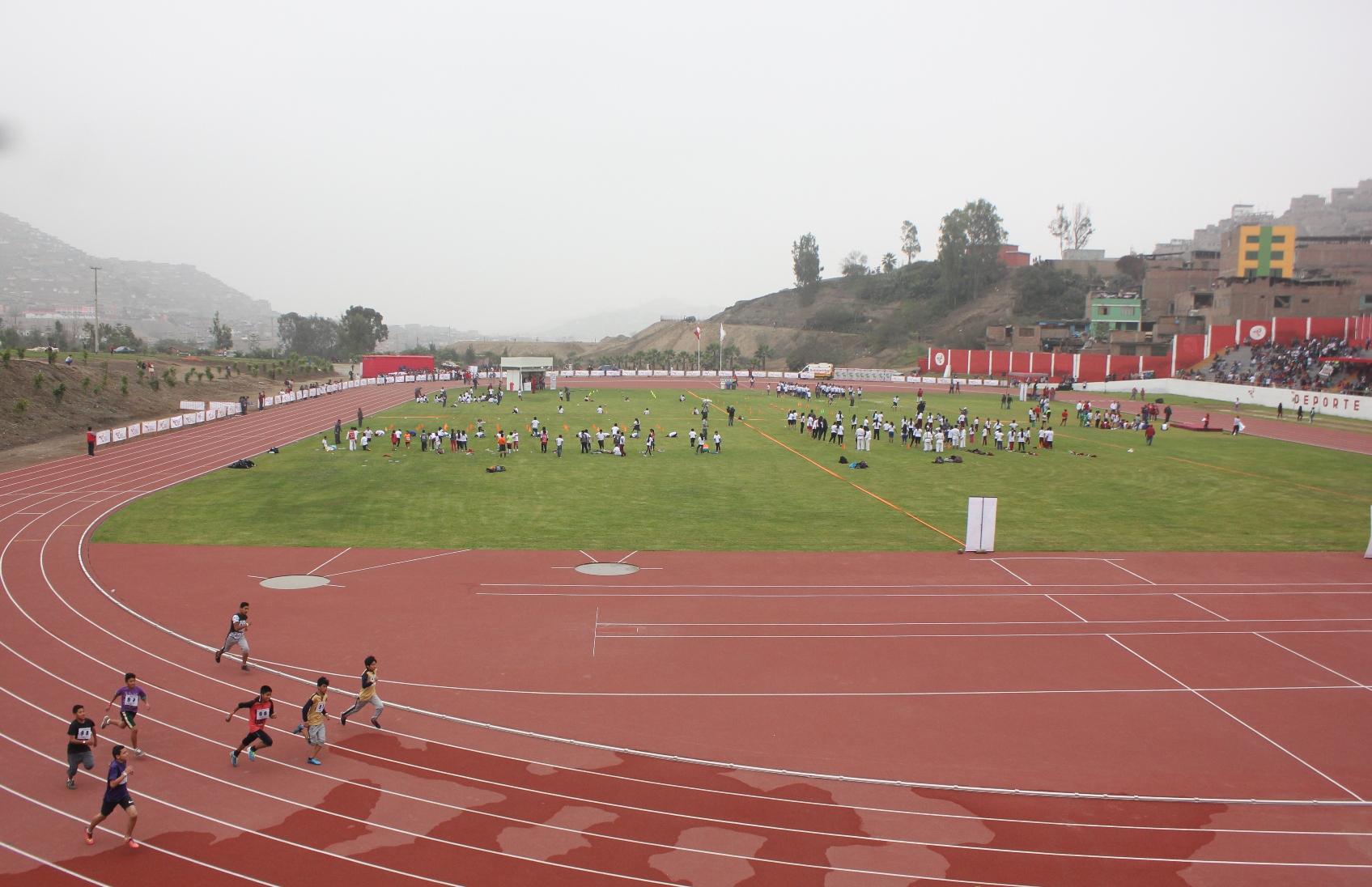 1-4 Nueva Pista atletica del Complejo Deportivo Andres Avelino Caceres en Villa Maria del Triunfo