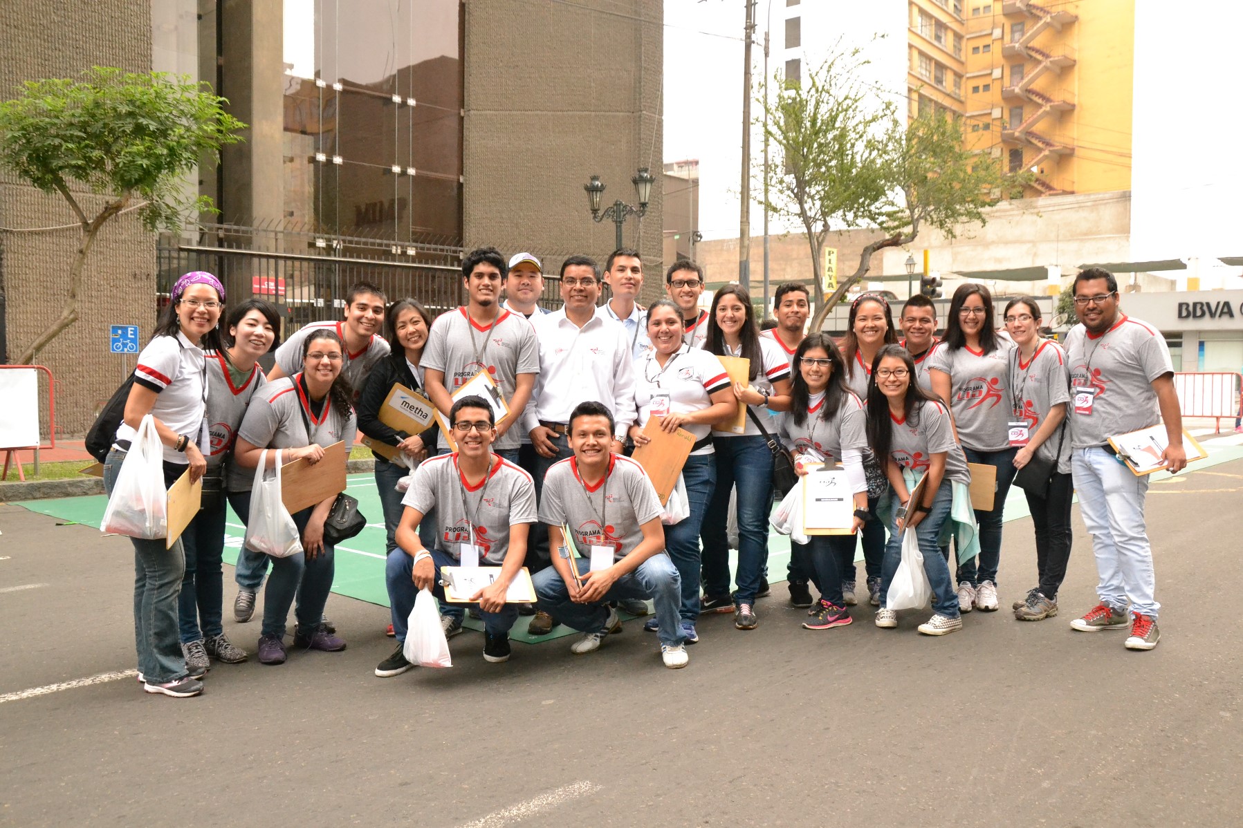 Sal Barrera junto a los jovenes del programa Lideres Impulsando el Deporte