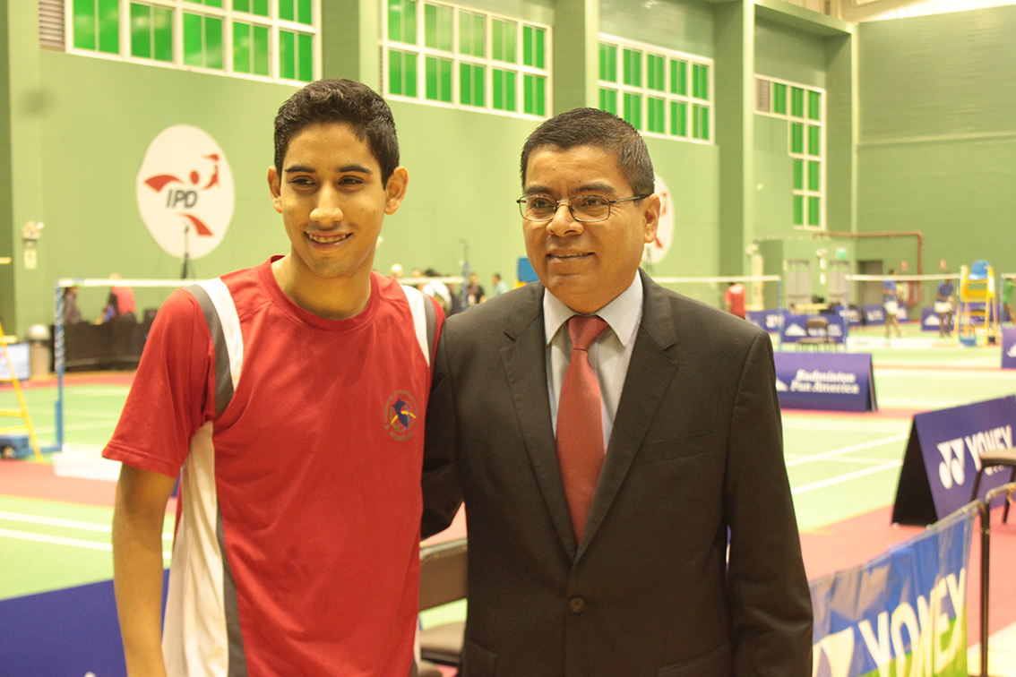 bad 4 saul barrera y jugador de badminton diego mini