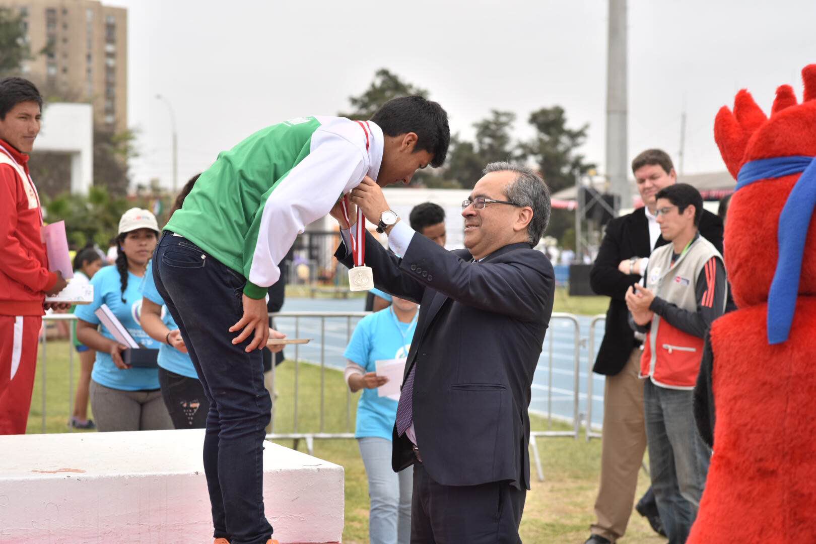 premiando a un atleta en la videna
