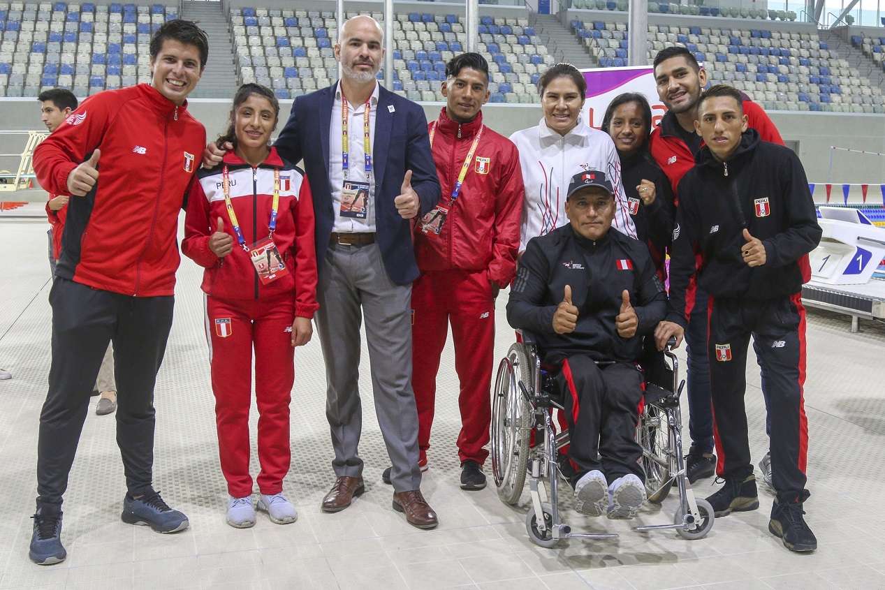 presidente del ipd con deprtostas top en el centro acuático de la videna