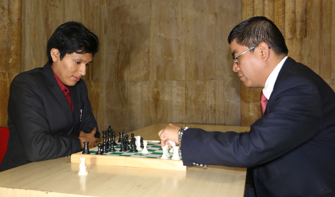 presidente del ipd jugando una partida con cori