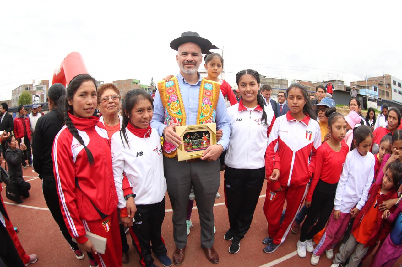 presidente del ipd recibiendo un obsequio de deportistas del car junín