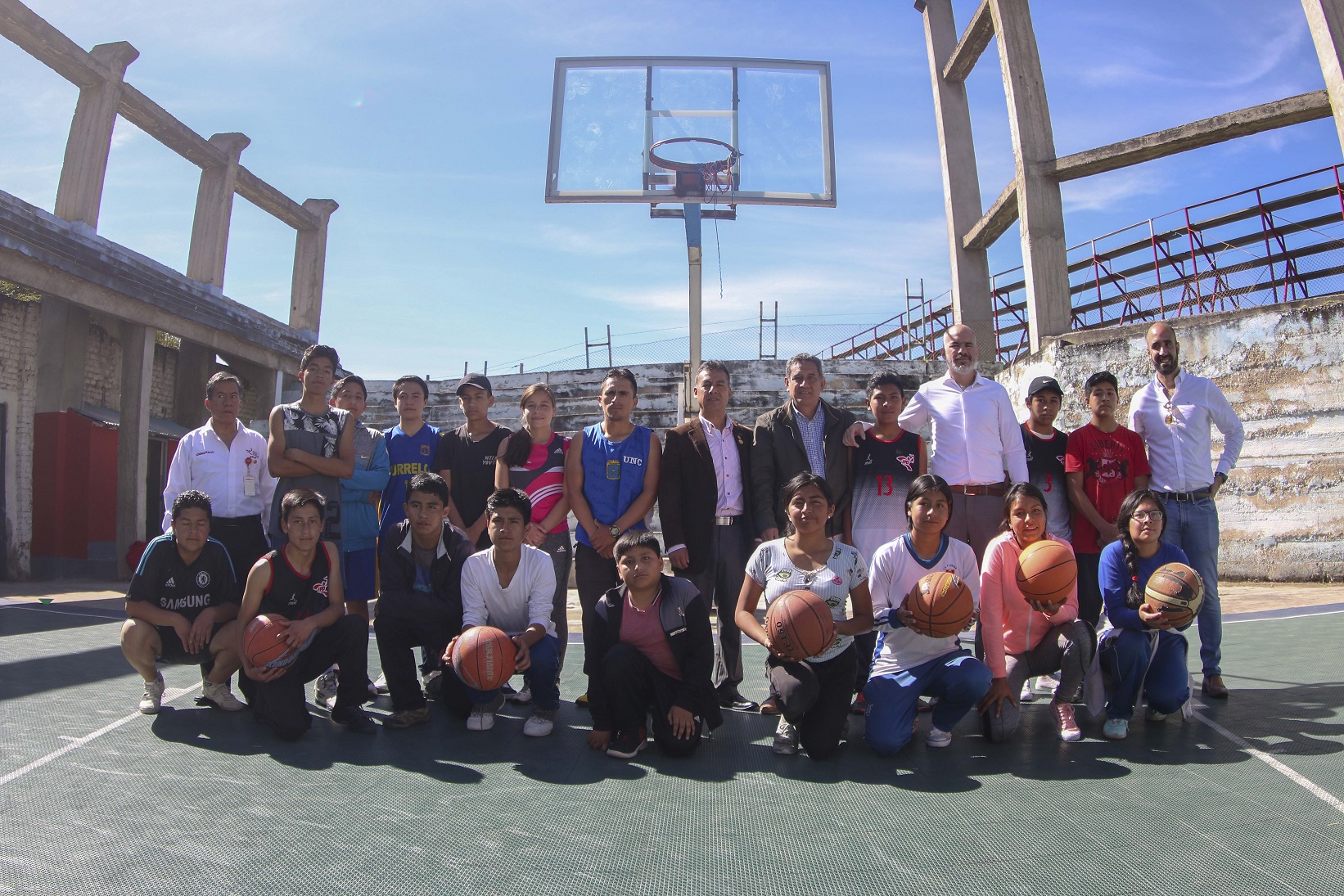 suito con jóvenes deportistas cajamarquinos