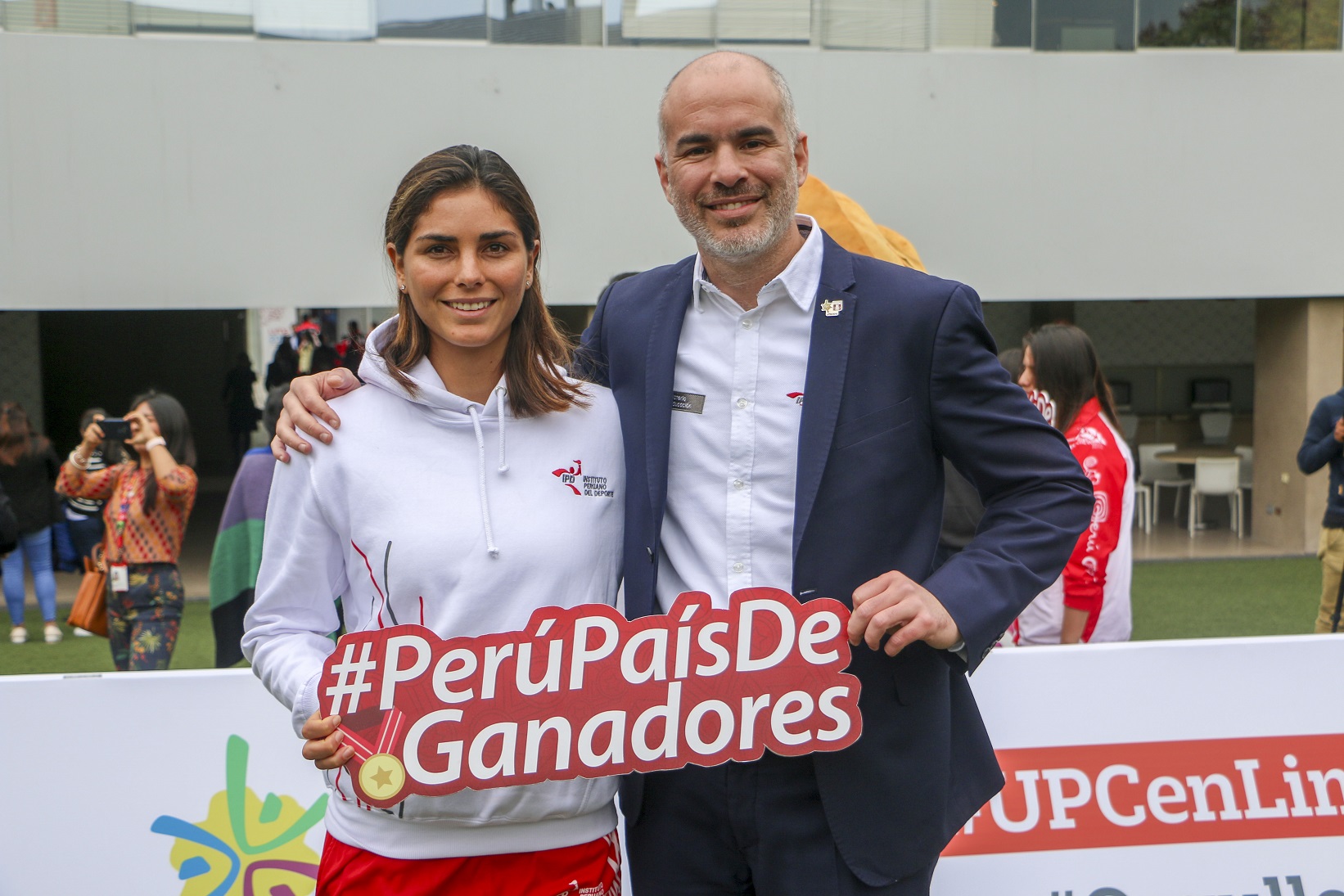 suito junto a la surfista vania torres