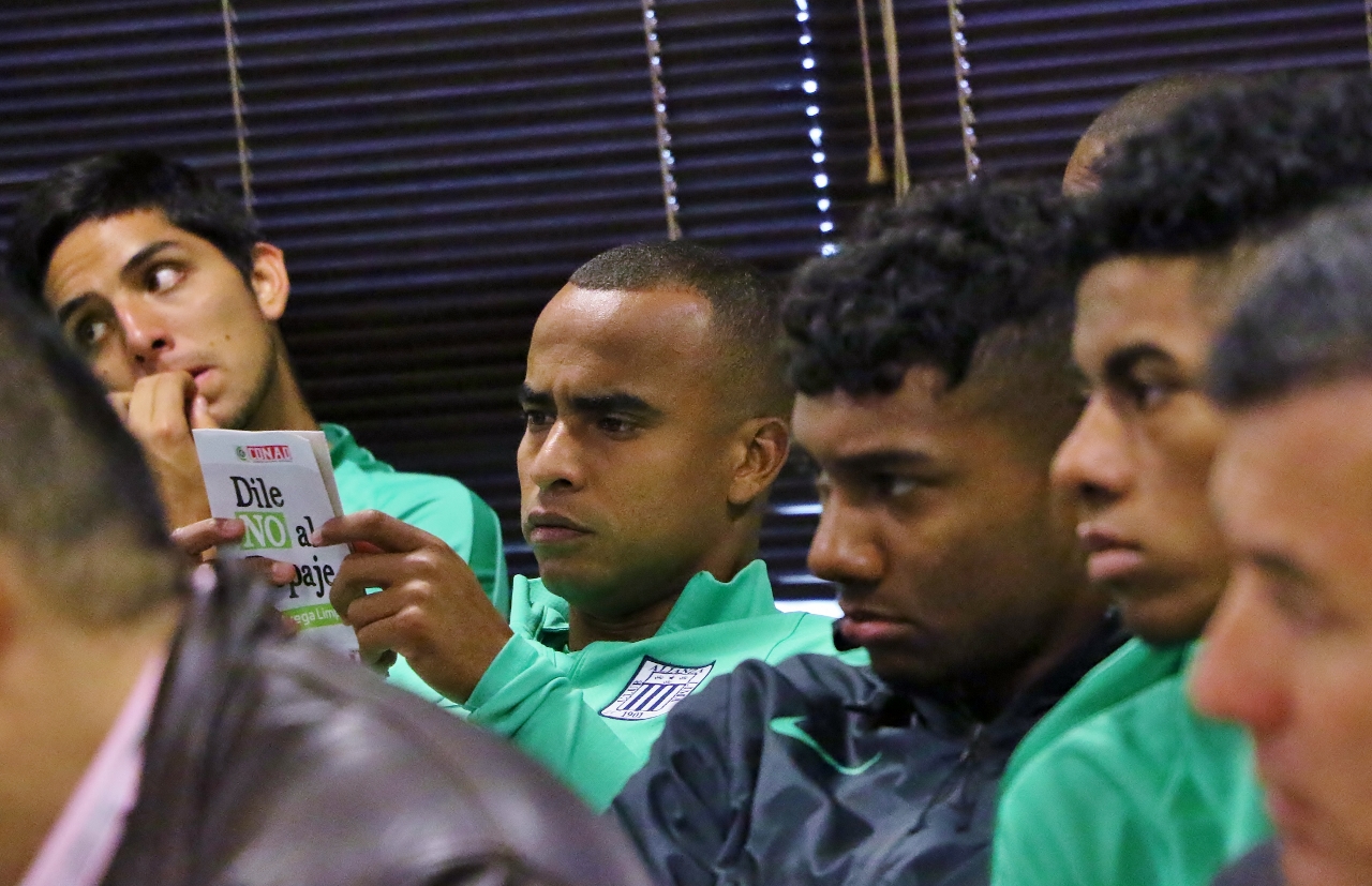 trujillo leyendo las instrucciones