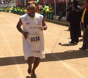 un competidor llegando a la merta